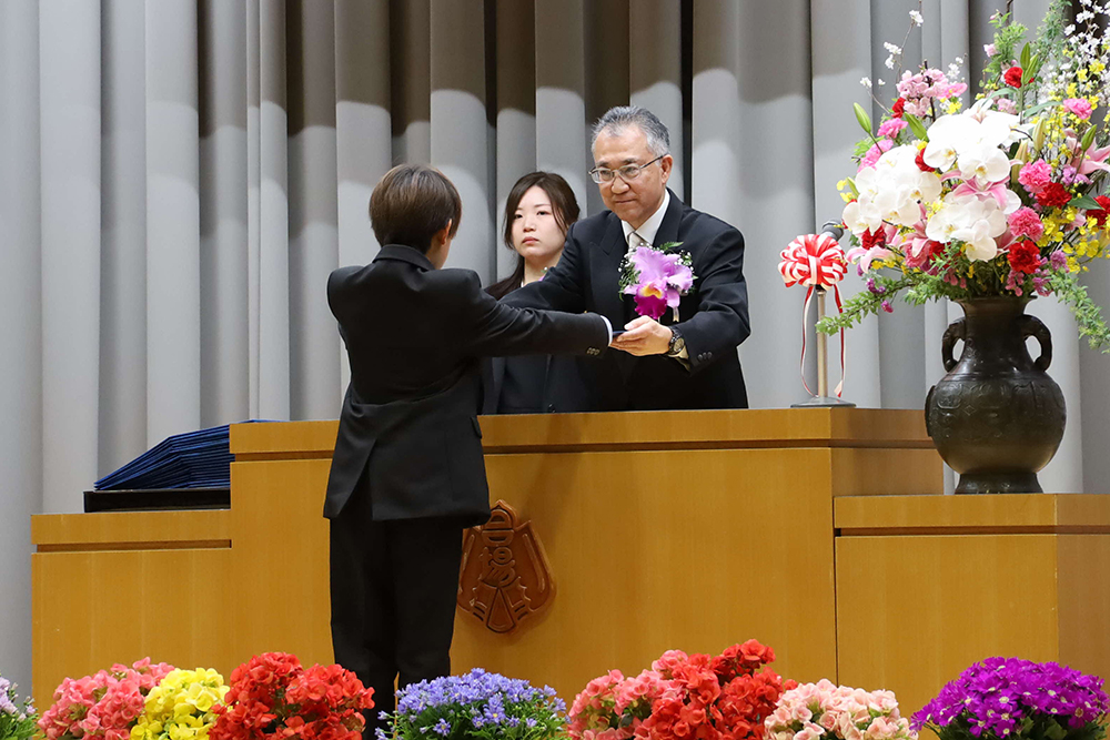 卒業証書を渡す校長先生の画像