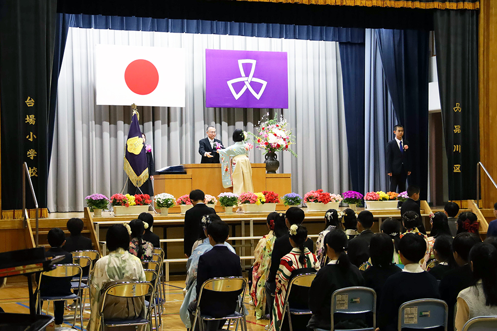 卒業証書授与式広めの画像