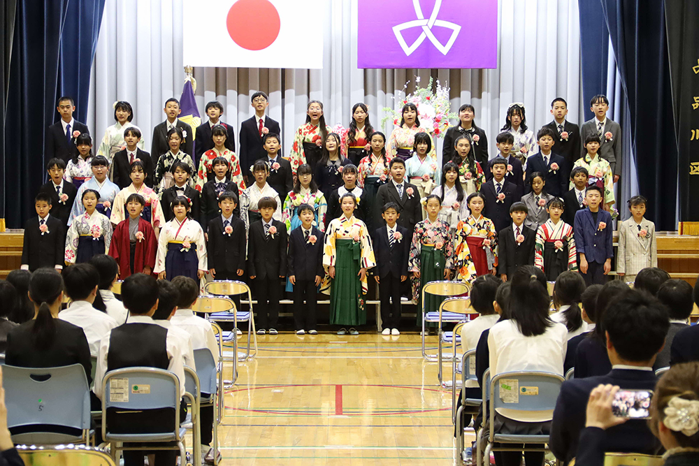 思い出を発表する卒業生たちの画像