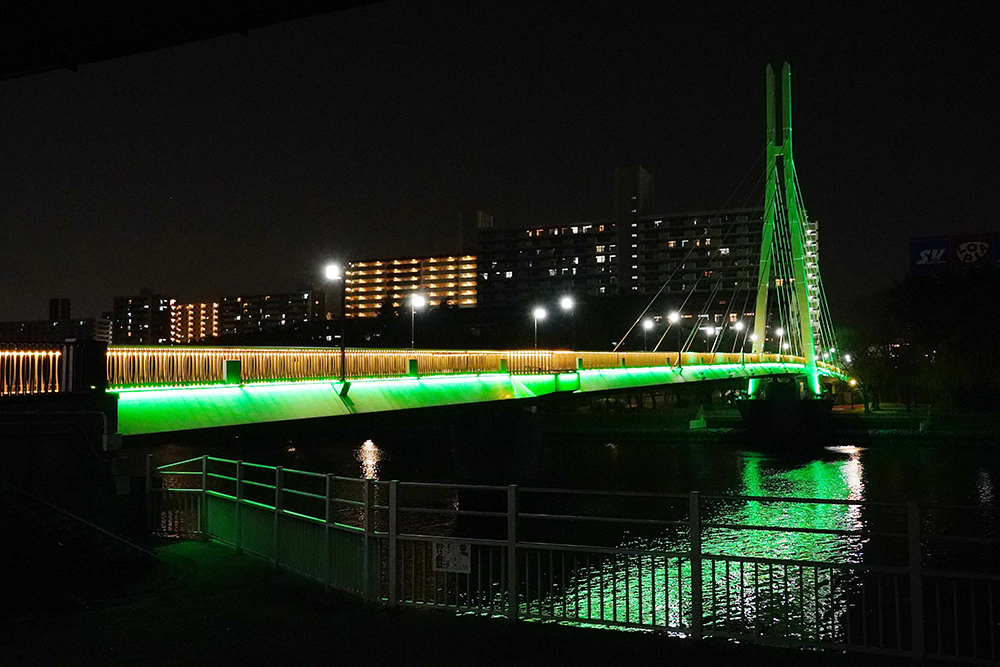 ライトアップされたかもめ橋の画像