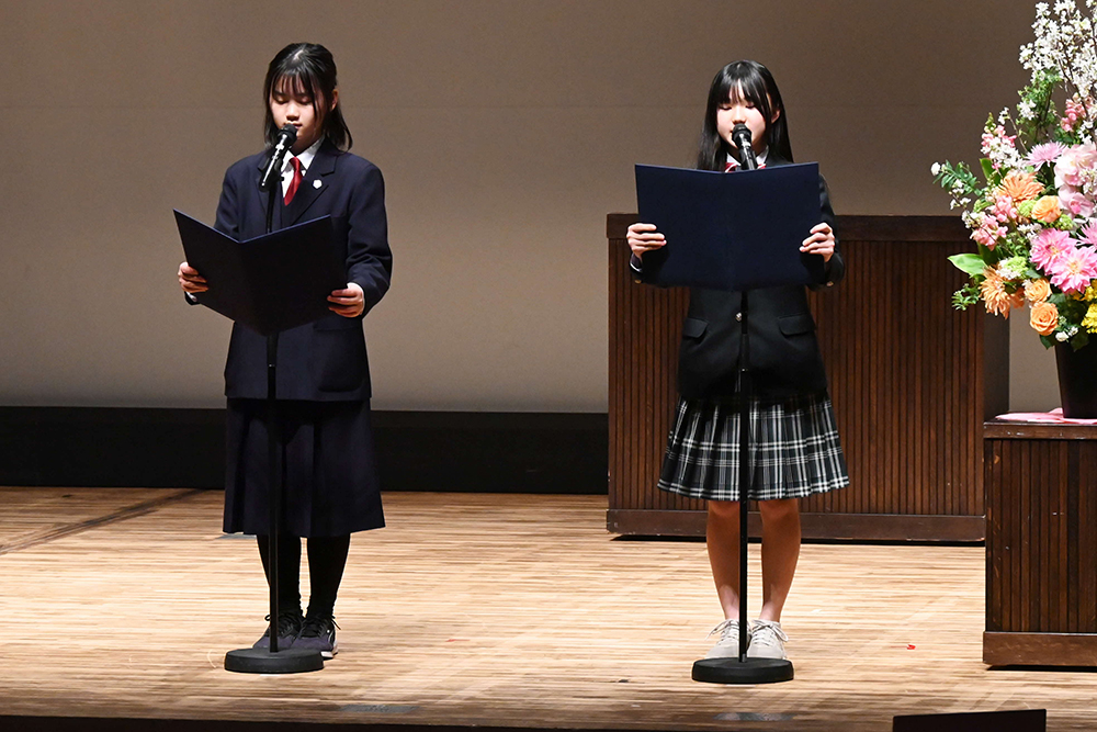 非核平和都市宣言を朗読する平和使節派遣生の画像