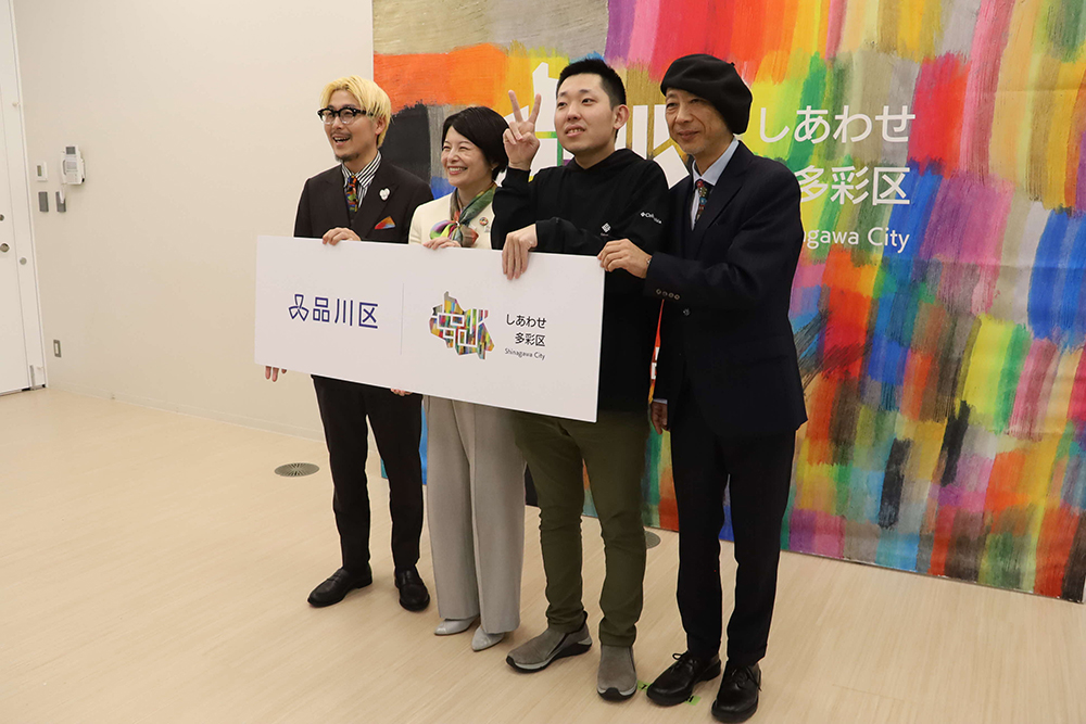 ボードの前で写真撮影する区長・松田さん・岡部さん・村林さんの画像