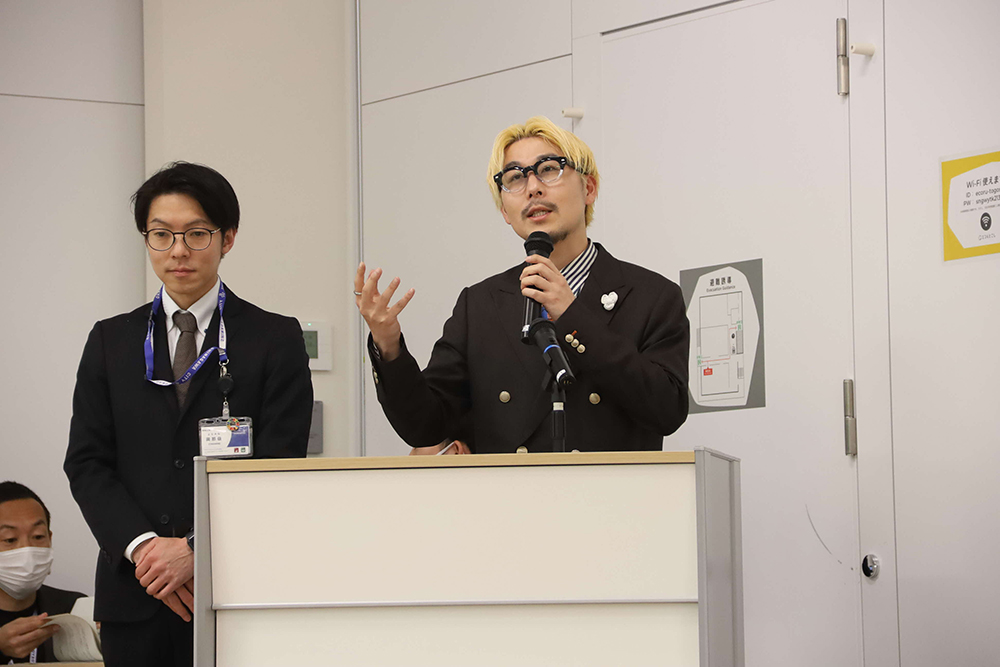 あいさつする株式会社ヘラルボニーの松田さんの画像の画像
