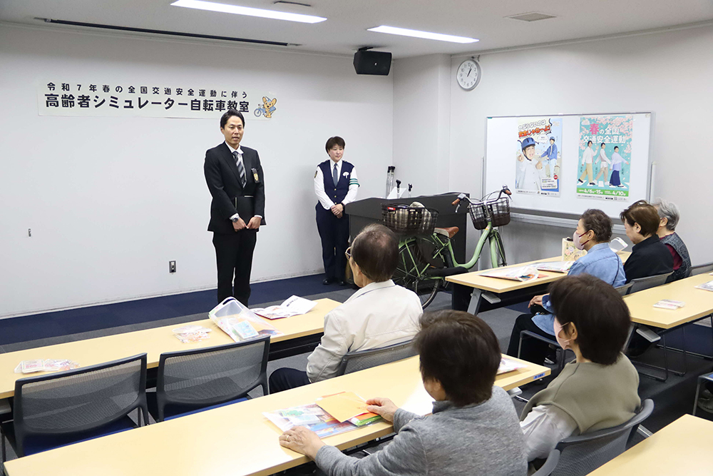 あいさつする大崎警察署員の画像