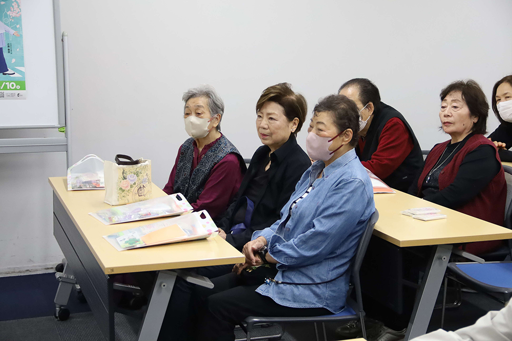 話を聞く参加者の画像