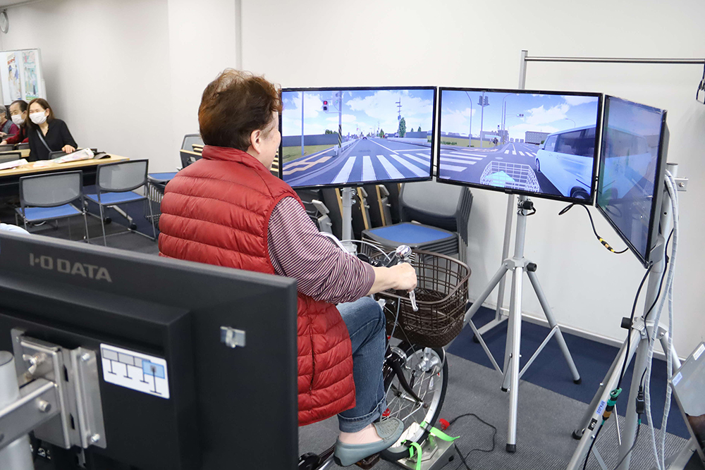 自転車シミュレーターを体験する様子の画像