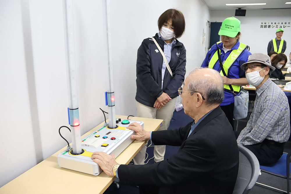 反射神経を測る参加者の画像
