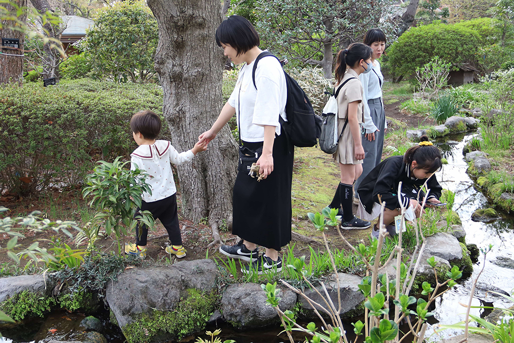 築山を歩く参加者の画像