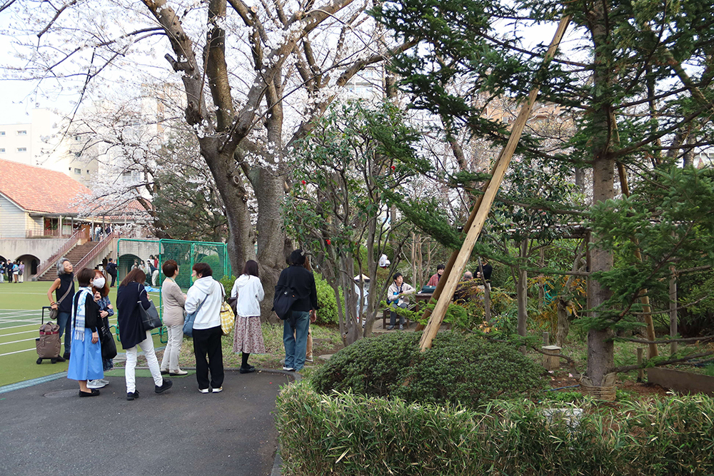 築山を見学する参加者の画像