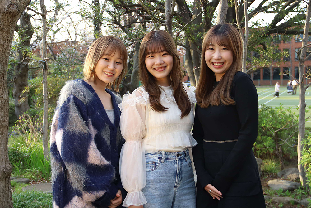 記念撮影する卒業生の画像