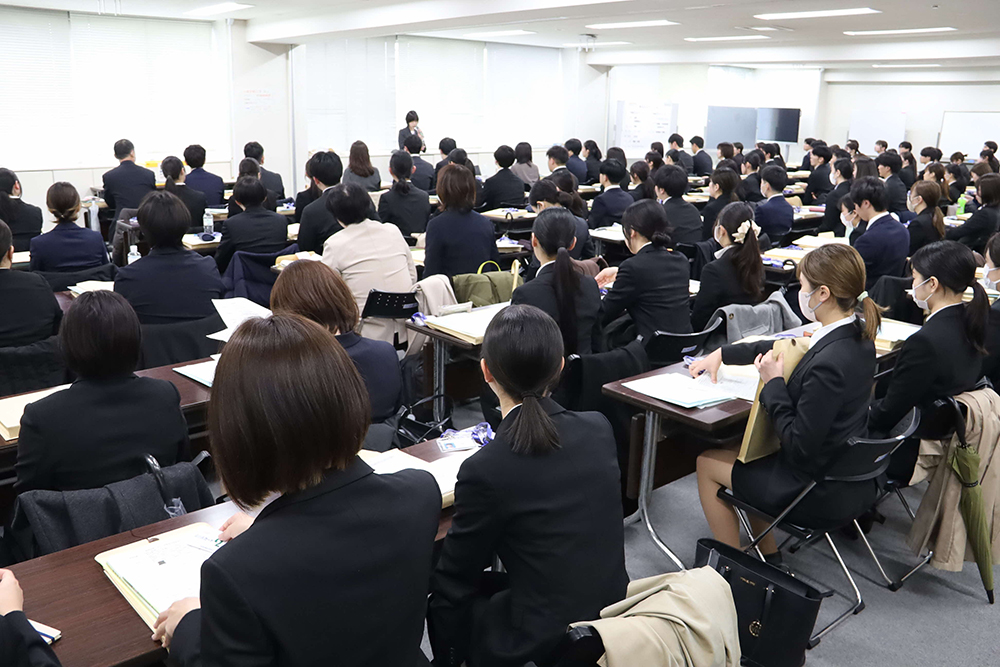 研修を受ける新規採用職員の画像