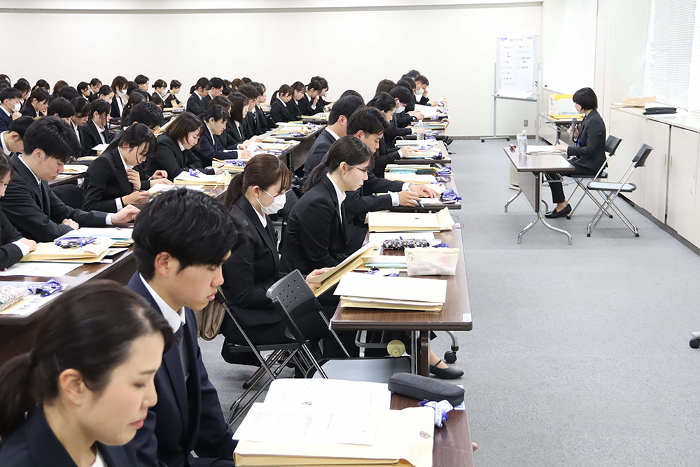 研修を受ける新規採用職員と講師の画像