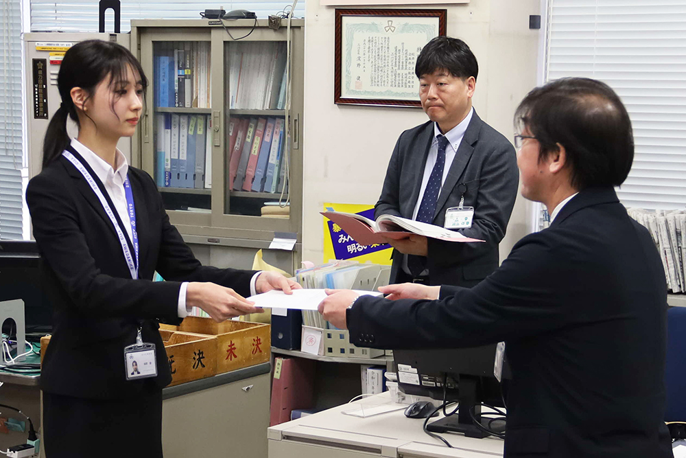 辞令を受ける新規採用職員の画像