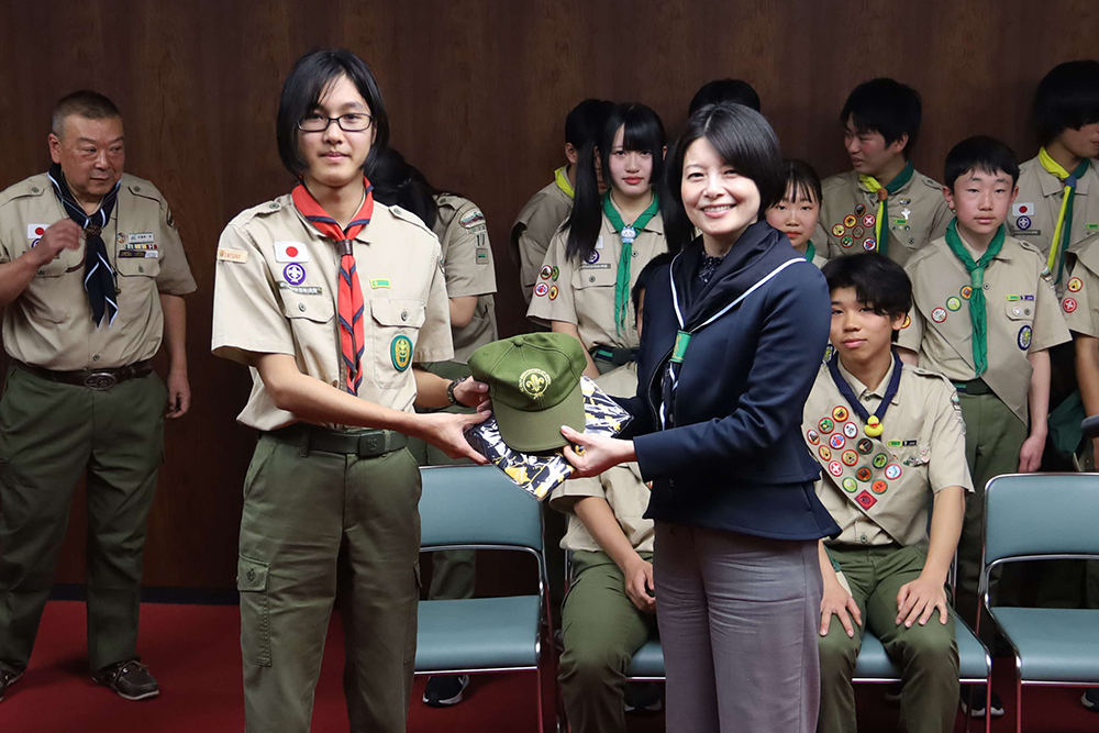 記念品を贈呈される写真