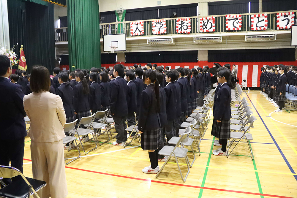 整列する新7年生の画像