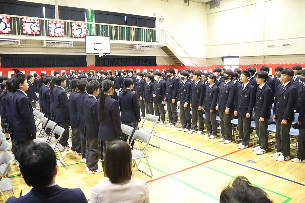 校歌を披露する9年生の画像