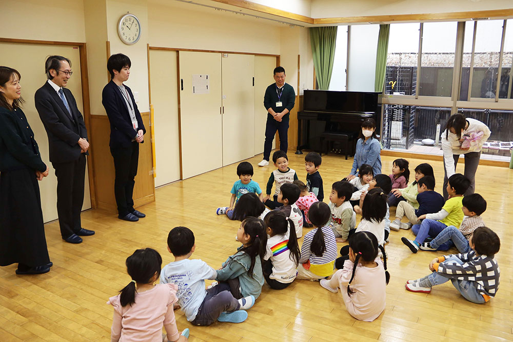 説明を受ける園児の写真