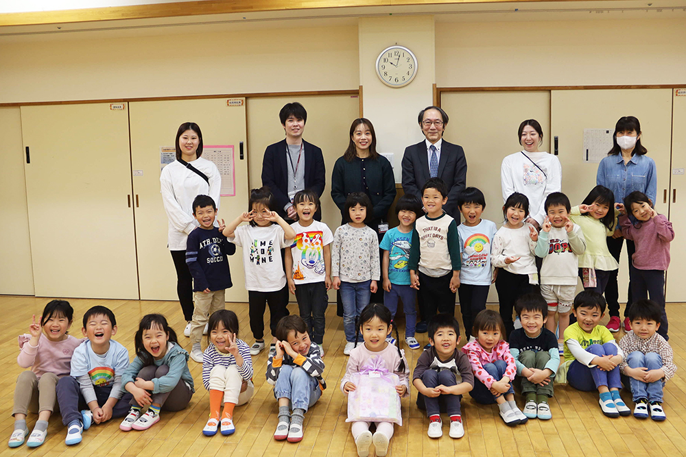 株式会社日立ソリューションズと園児との集合写真