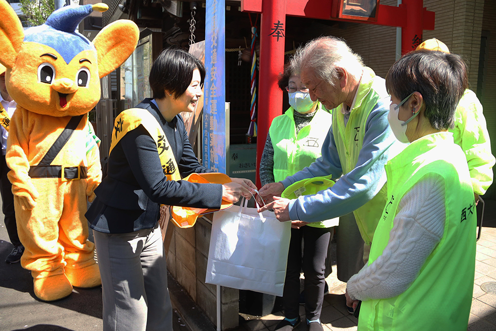 記念品を手渡す森澤区長の画像