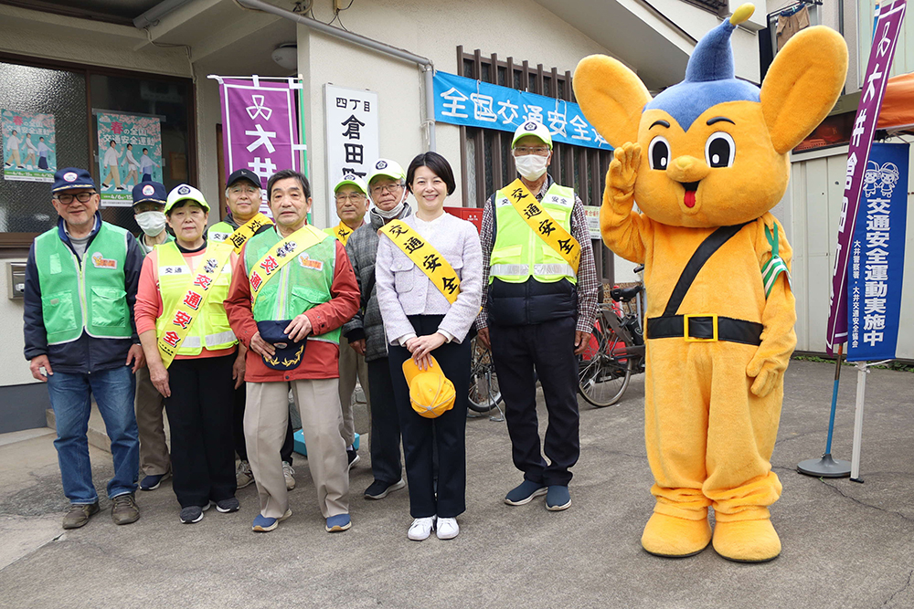 町会の人たちと記念撮影する画像