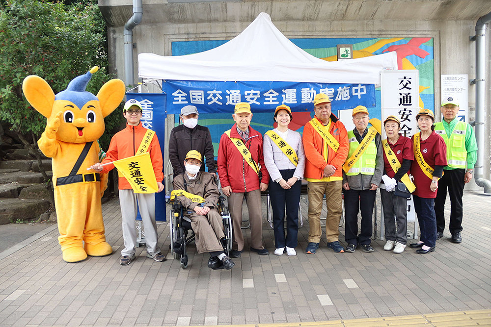 町会の人たちと記念撮影する画像