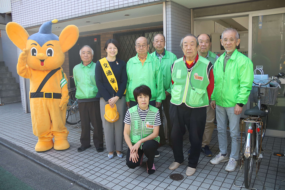 町会の人たちと記念撮影する画像