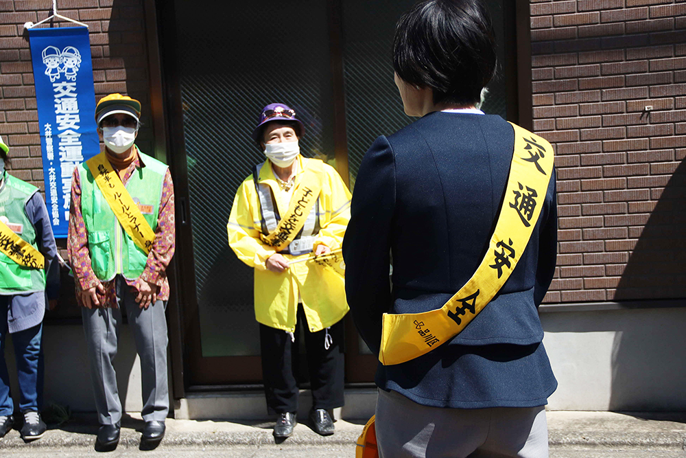 町会の人に話をする森澤区長の画像