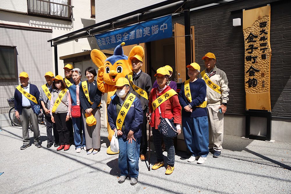 町会の人たちと記念撮影する画像