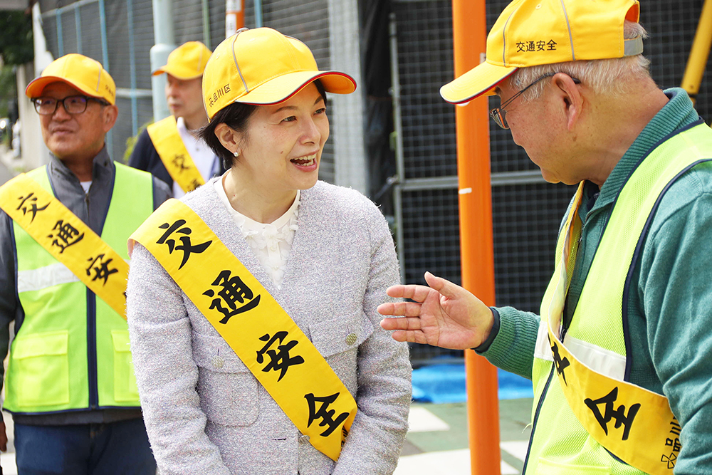 町会の人と話をする森澤区長の画像