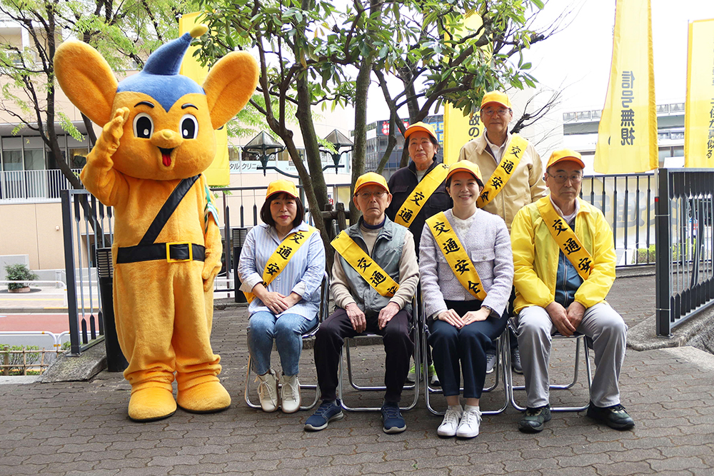 町会の人たちと記念撮影する画像