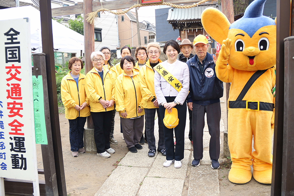 町会の人たちと記念撮影する画像