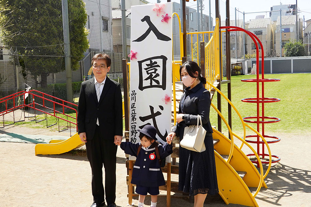 家族で記念撮影の写真