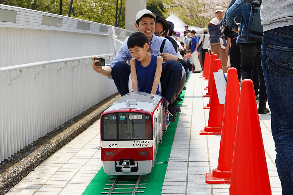 京急電鉄ミニ電車乗車体験の様子