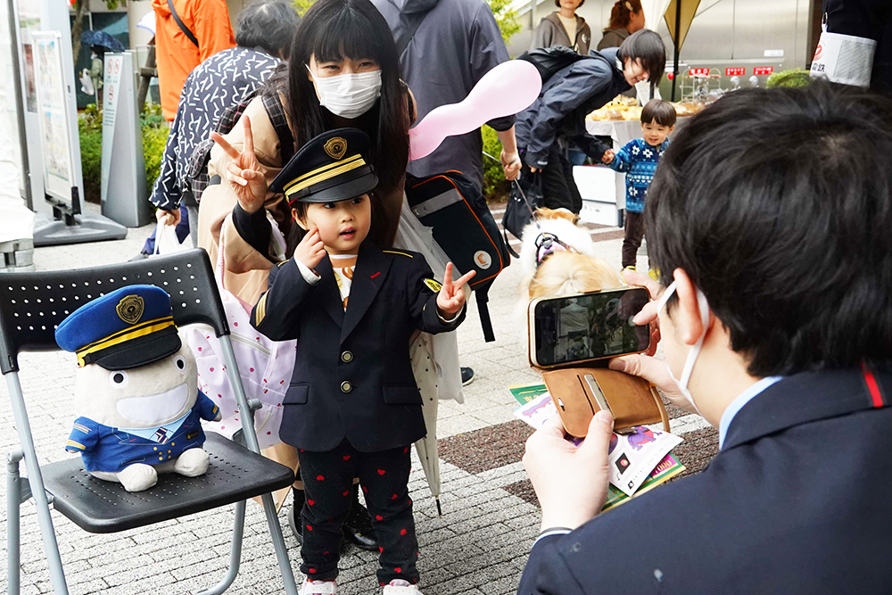 駅員のコスプレ体験をしている参加者の写真