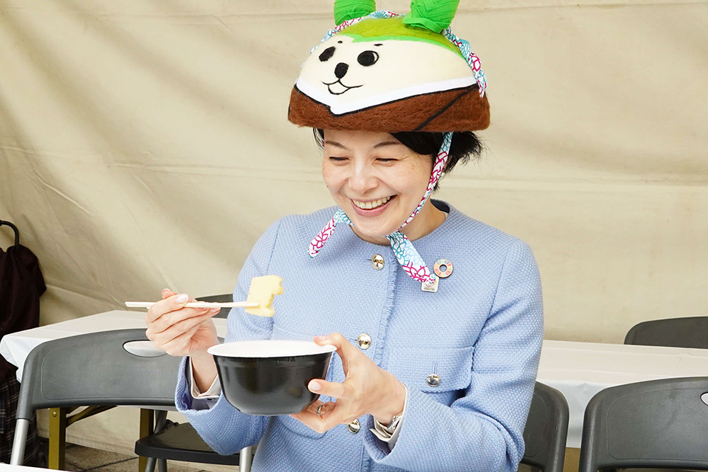 森澤区長がたけのこ汁を試食している写真