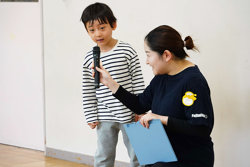 自己紹介をする園児の写真