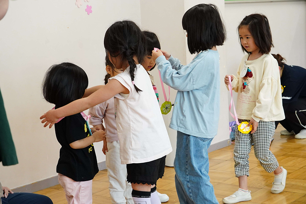 折り紙のメダルをプレゼントする様子
