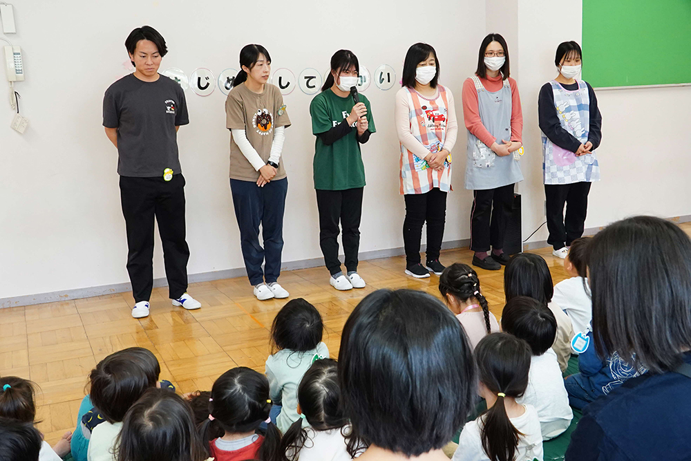 新任の先生があいさつをしている様子