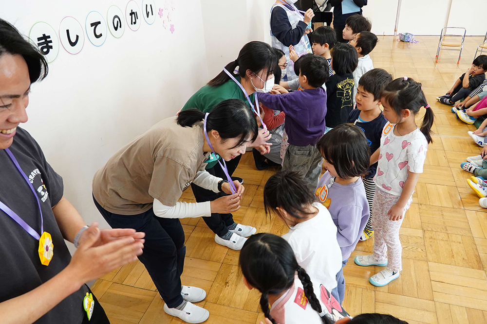 折り紙のメダルを受け取る先生の写真
