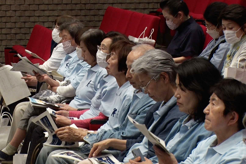 講演を聞き入る参加者の画像
