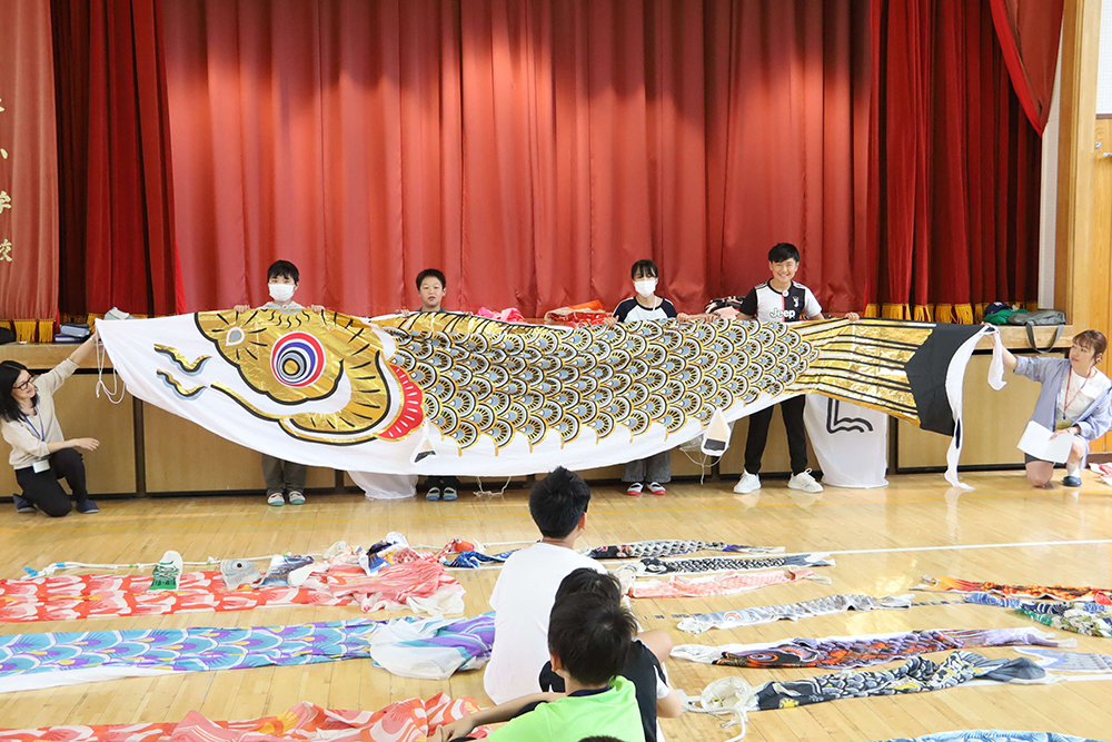 今年贈呈されたこいのぼりの画像