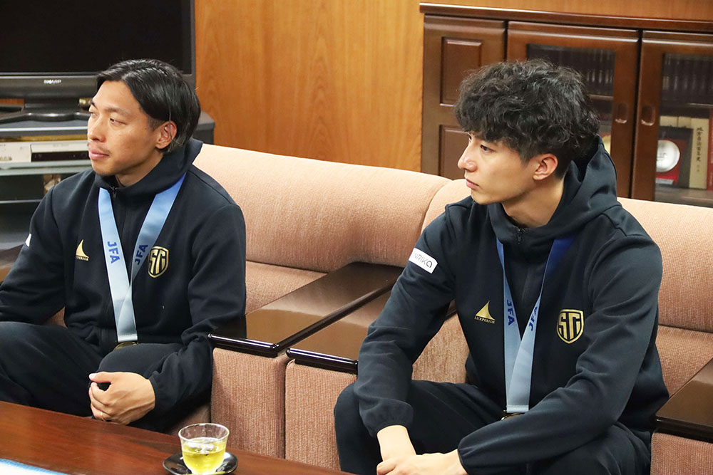 山田選手と新井選手の写真