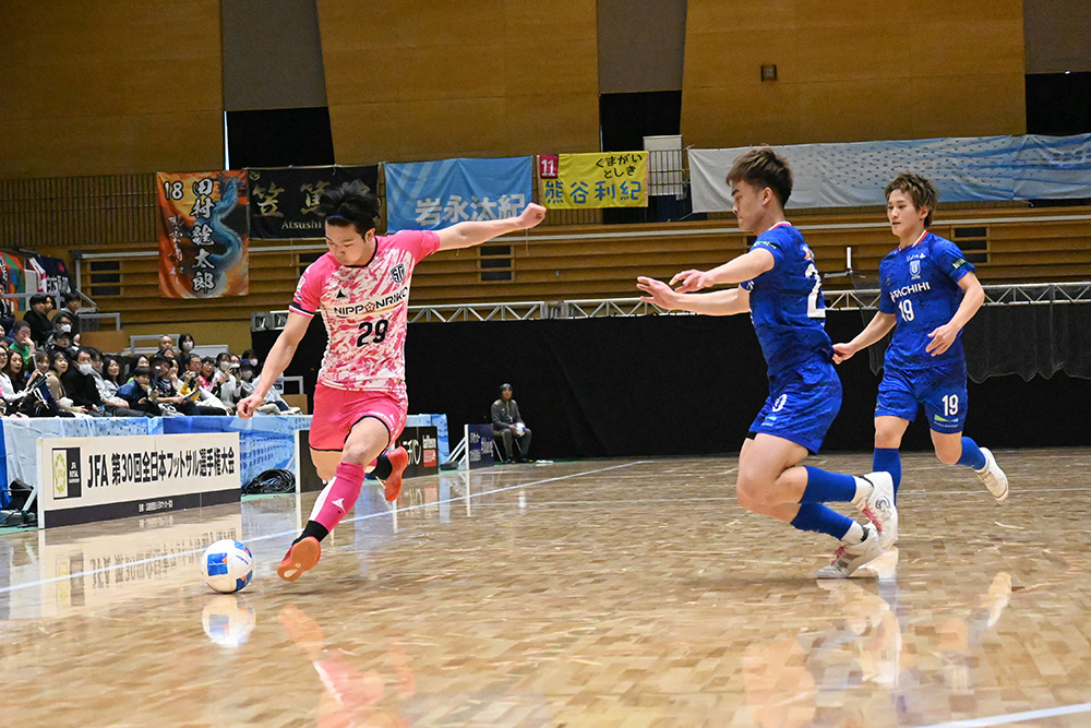 全日本フットサル選手権大会でのプレー写真