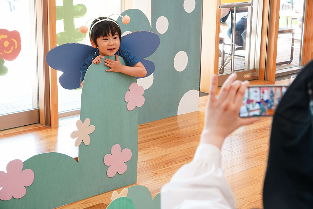 フォトスポットで記念撮影をする子どもの画像
