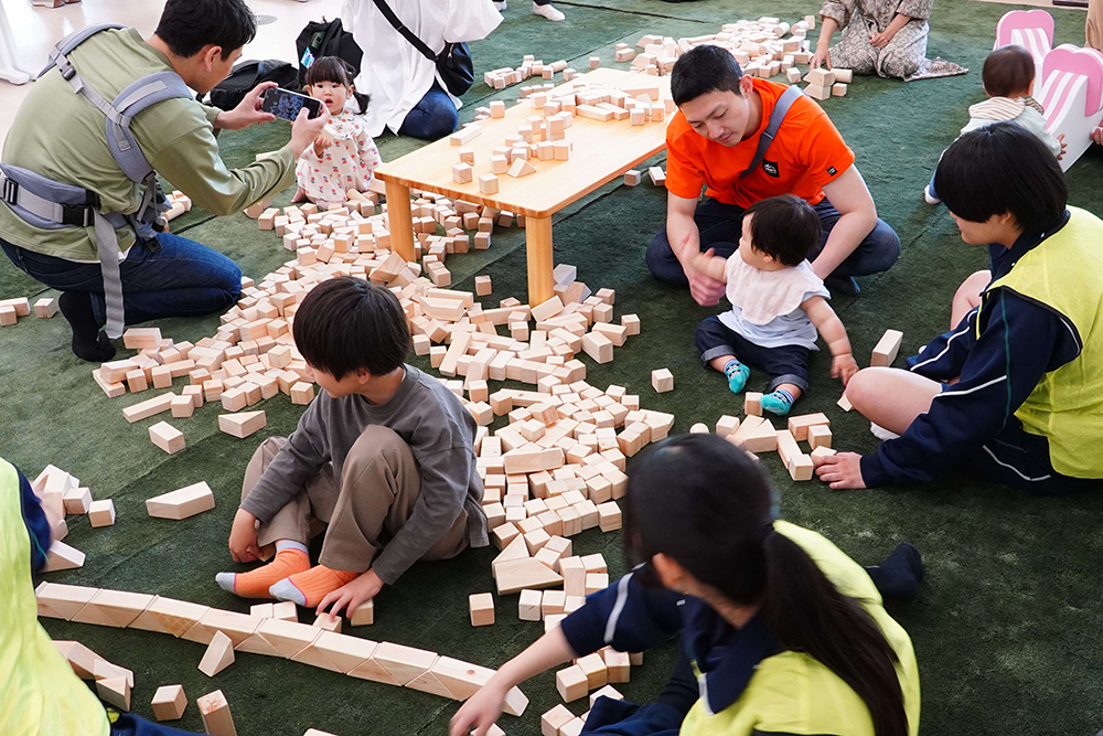 積み木で遊ぶ子どもたちの画像