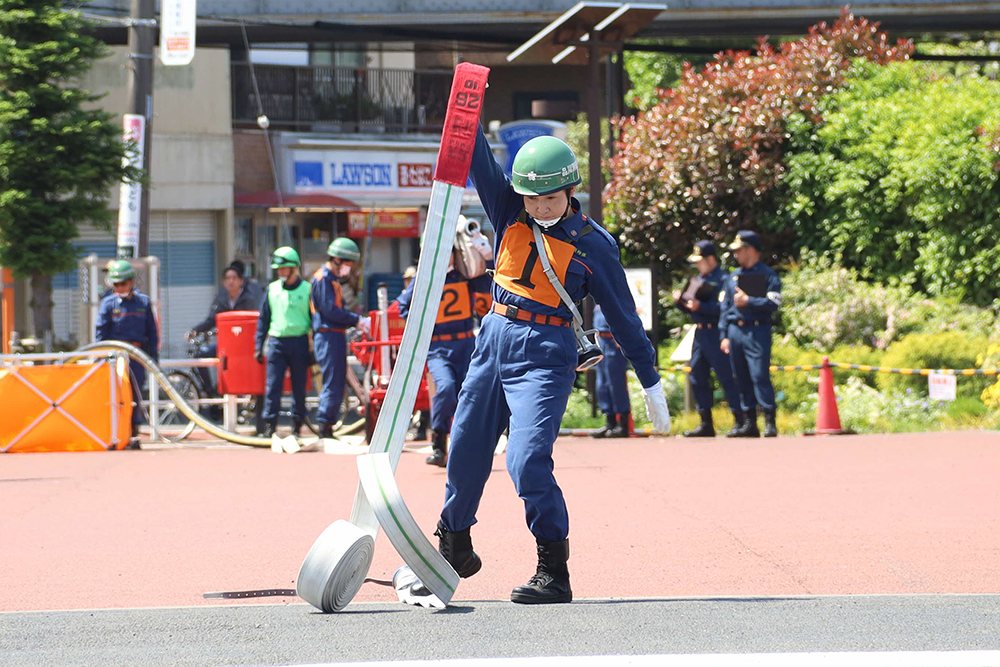 ホースを伸ばす消防団員の画像
