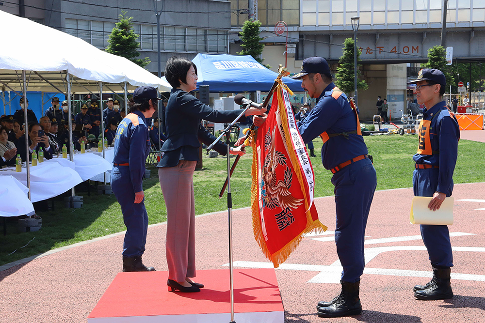 優勝旗を授与する森澤区長の画像