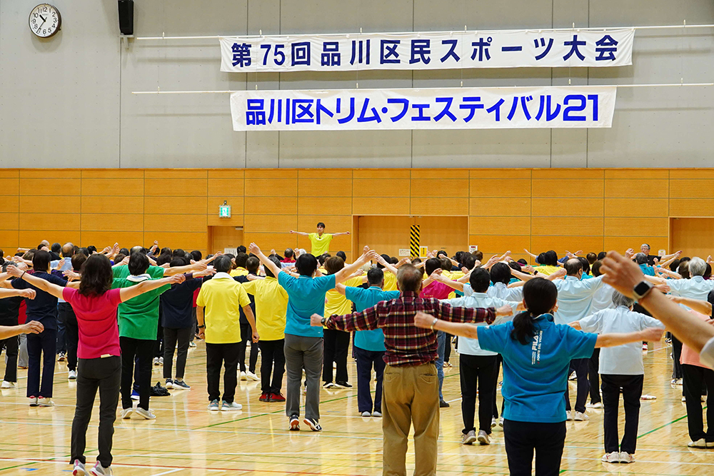 準備体操をする参加者の画像