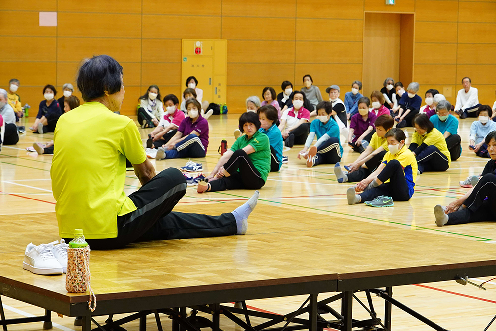 トリム体操をする参加者の画像