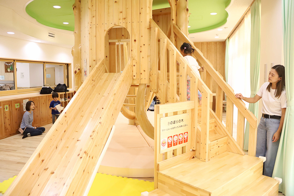 木でできた遊具の画像